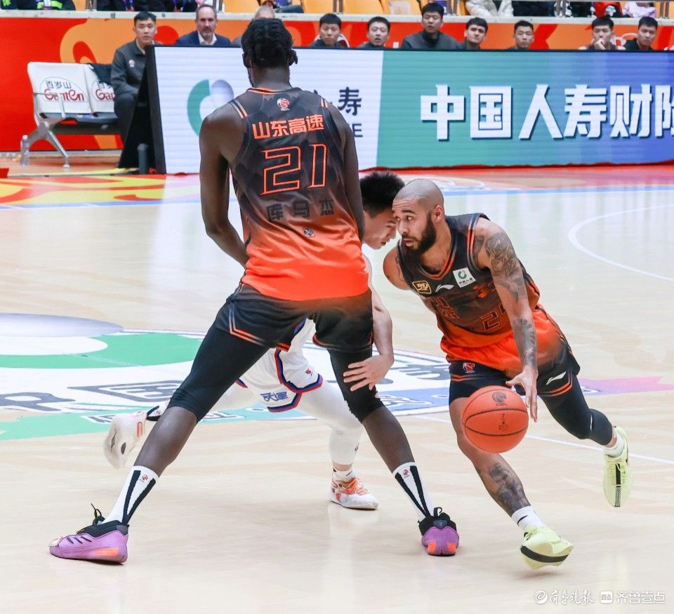 爱游戏体育官网-中国篮球联赛最近一场比赛精彩瞬间(中国篮球联赛最近一场比赛精彩瞬间是什么)