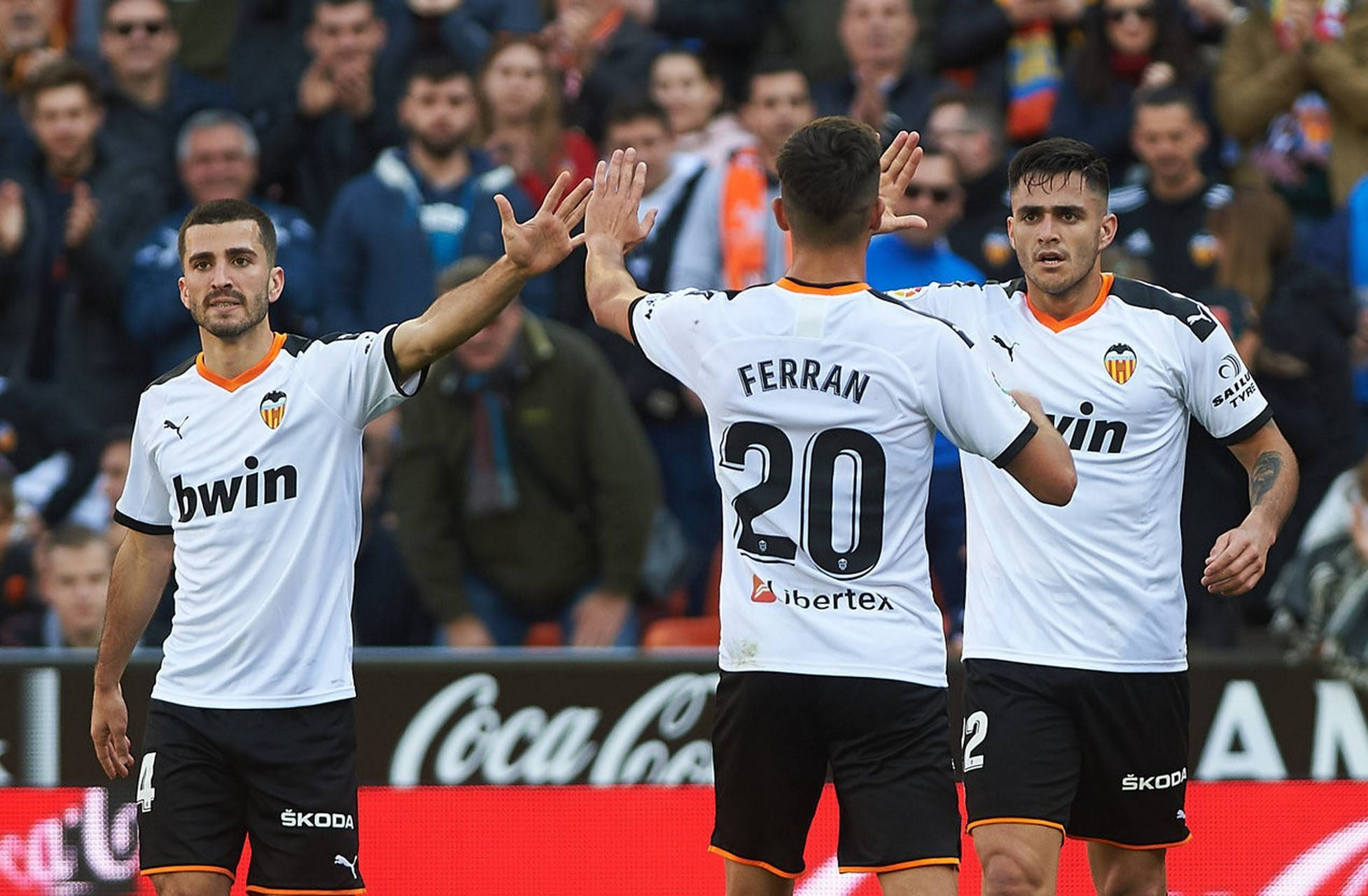 爱游戏app下载-皇马主场大捷，马德里雄狮再现(皇马主场大捷,马德里雄狮再现了)