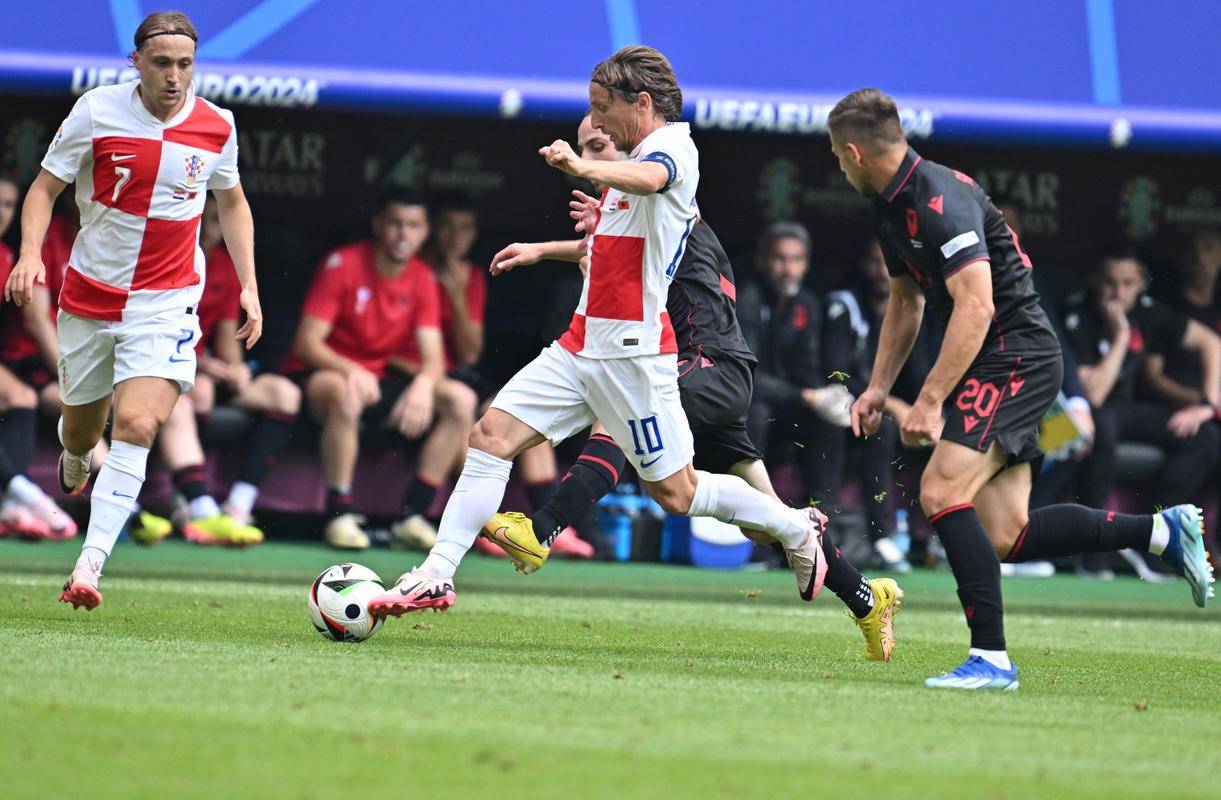 爱游戏体育官网-欧国联淘汰赛，瑞士队奋力拼搏晋级