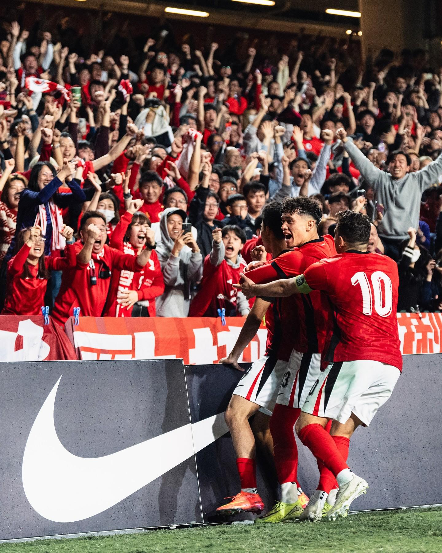 爱游戏体育网站-球迷集结球场外举行精彩活动，力挺心仪球队的简单介绍