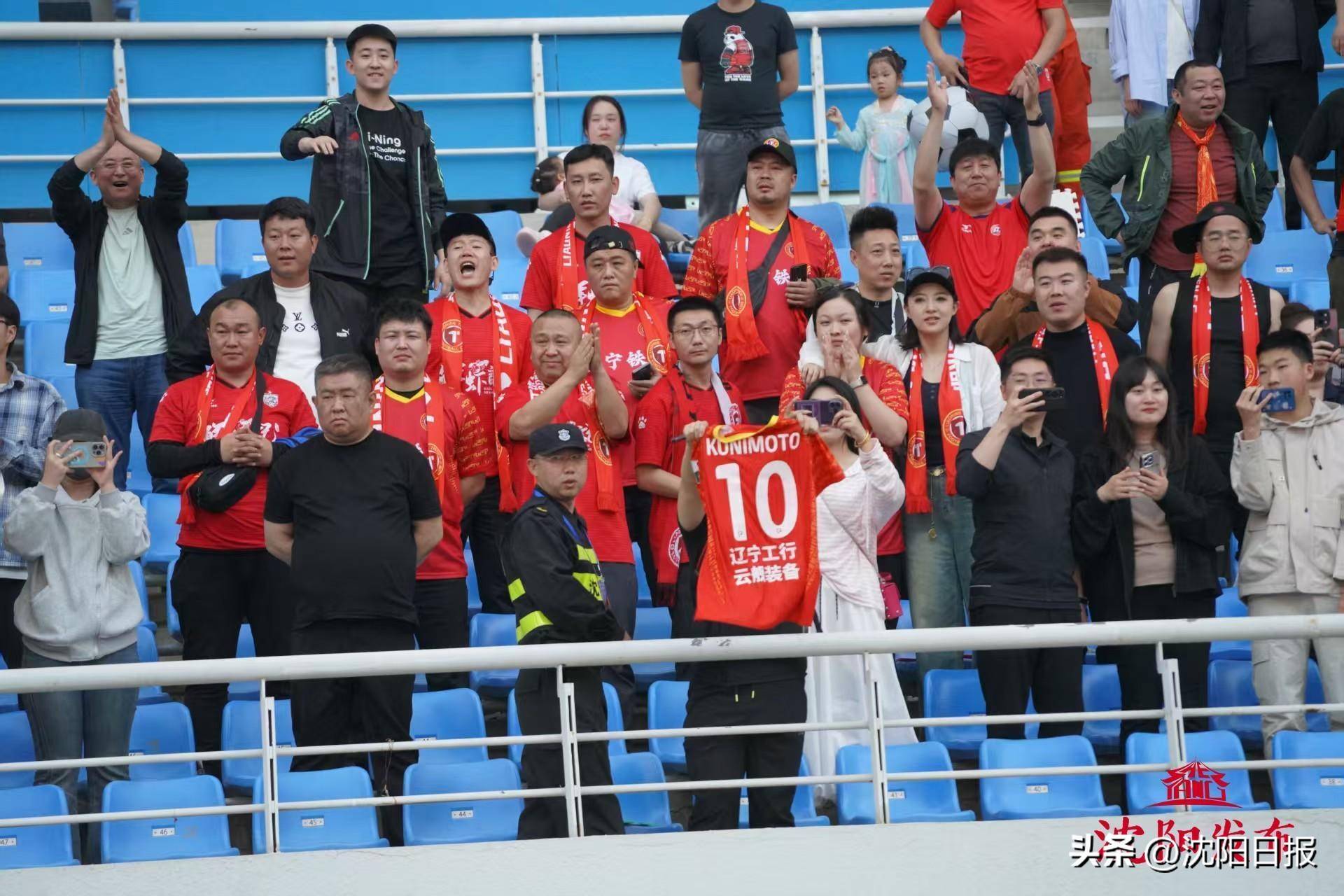 球迷集结球场外举行精彩活动,力挺心仪球队的简单介绍 球迷集结球场外举行精彩活动,力挺心仪球队的简单介绍