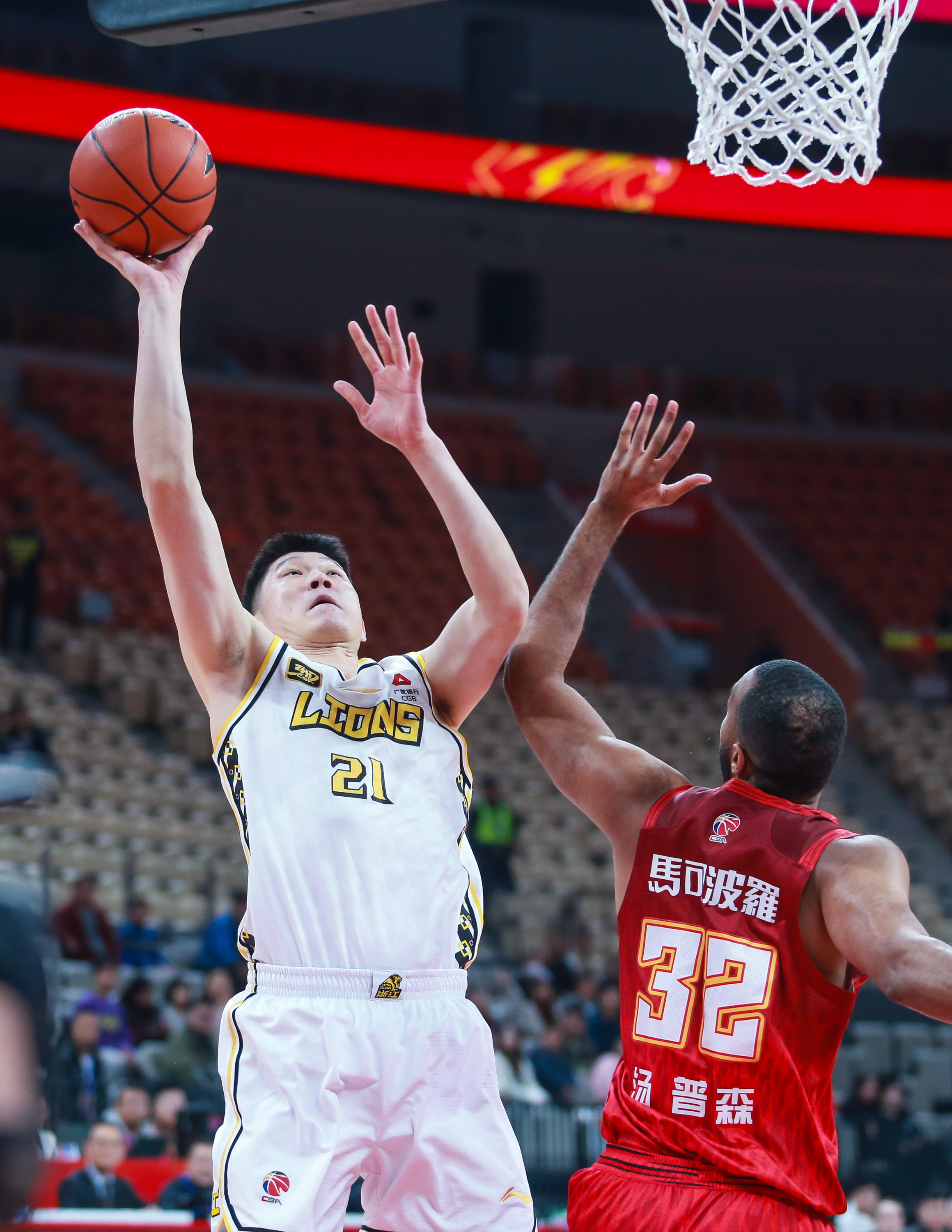 爱游戏入口-赛场上的明星球员迎来了一场激烈的对决