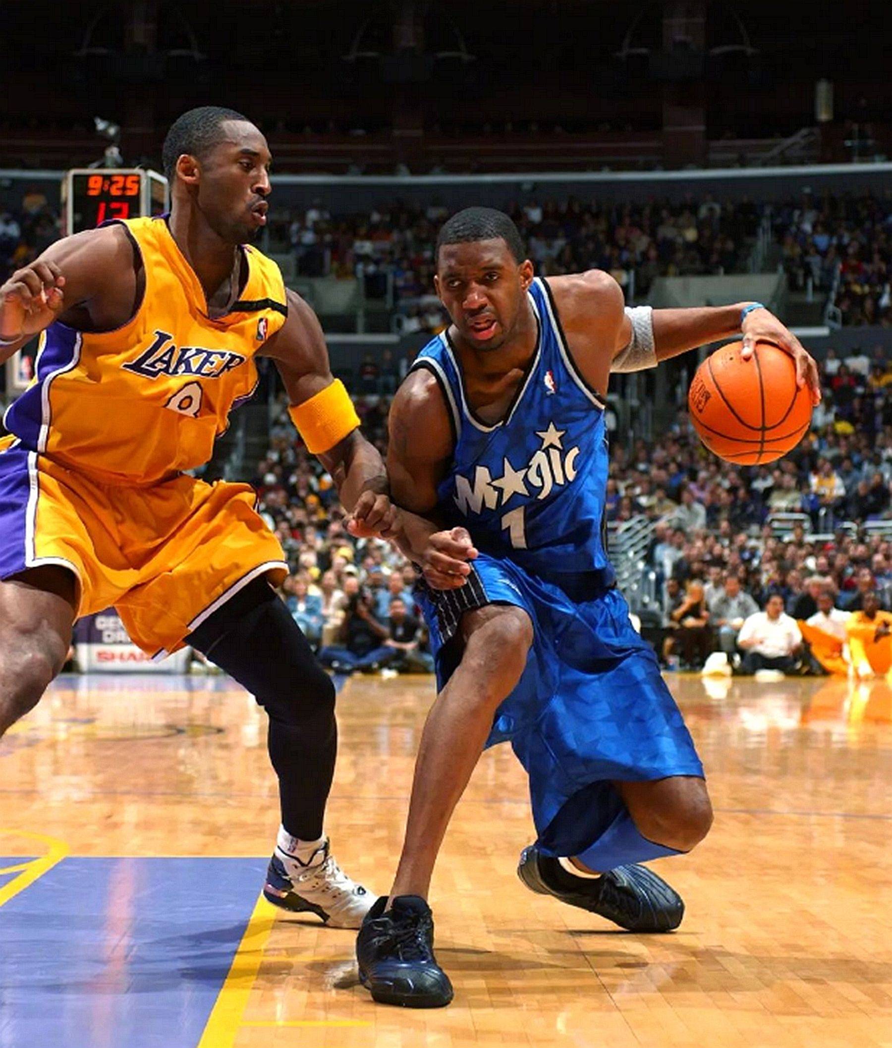 赛场上的明星球员迎来了一场激烈的对决 赛场上的明星球员迎来了一场激烈的对决