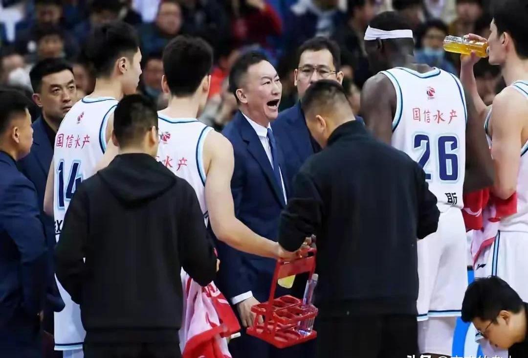 强强对话,两支球队在激烈争夺胜利 强强对话,两支球队在激烈争夺胜利