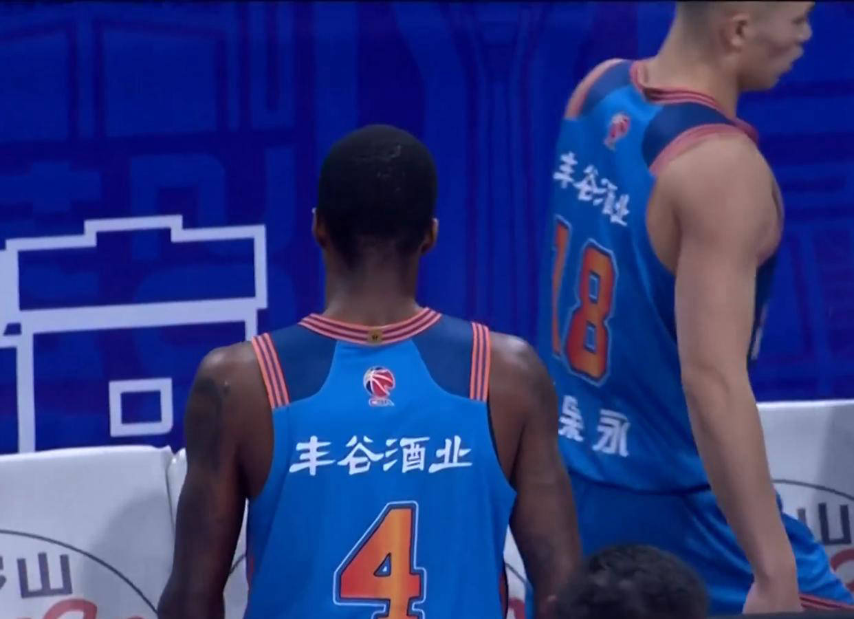 爱游戏app-篮球俱乐部引进外援，备战新一季比赛