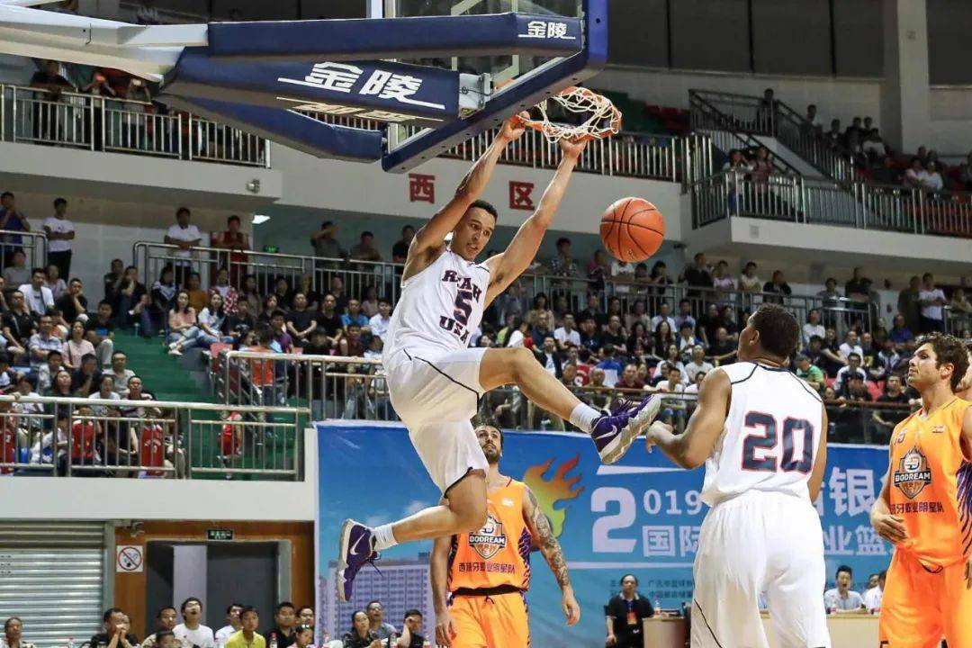 篮球俱乐部备战新赛季，引进新战术