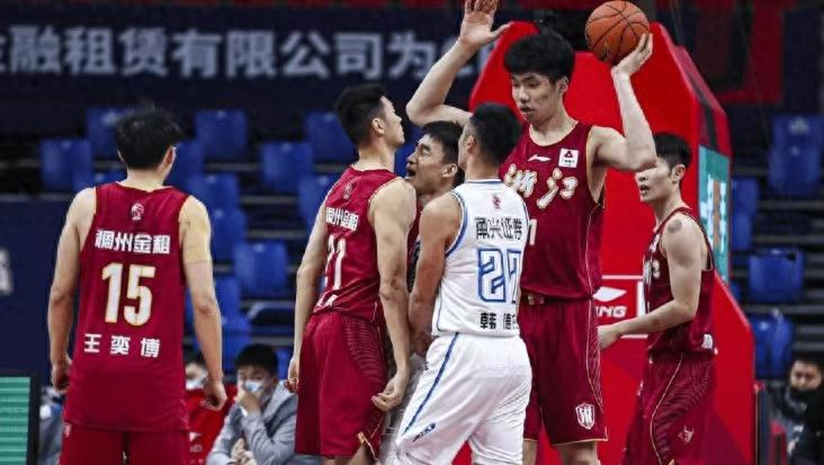 球队在全球篮球赛上战胜强大对手赢得冠军 球队在全球篮球赛上战胜强大对手赢得冠军