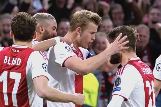 阿贾克斯喜获胜利,成功晋级淘汰赛 阿贾克斯喜获胜利,成功晋级淘汰赛