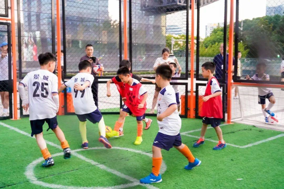 精彩刺激的足球赛事将人们沉醉其中 精彩刺激的足球赛事将人们沉醉其中