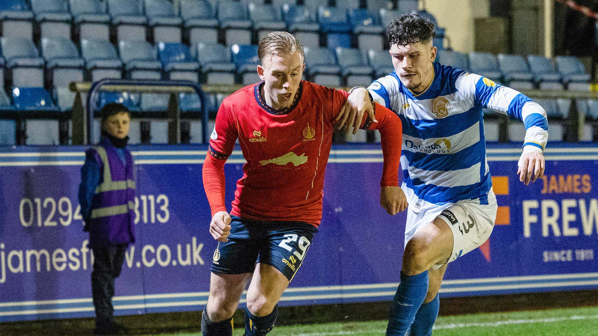 柏林赫塔队员膝伤告别本赛季,德甲升降级悬念仍存 柏林赫塔队员膝伤告别本赛季,德甲升降级悬念仍存