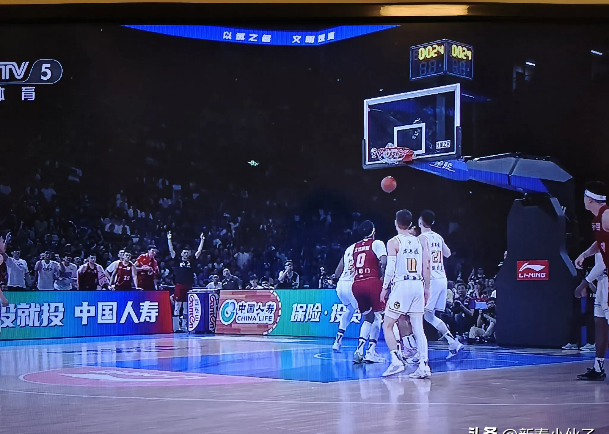 强队之间激烈对决,引发球迷热议 强队之间激烈对决,引发球迷热议