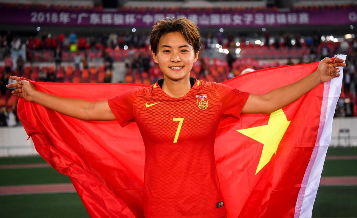 女足赛场上球员展现实力，引人瞩目的简单介绍