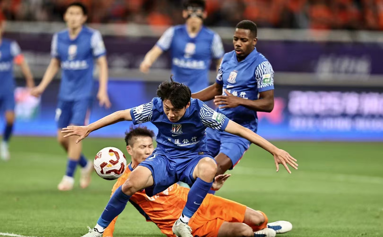 亚冠联赛淘汰赛战火升腾，球队晋级希望