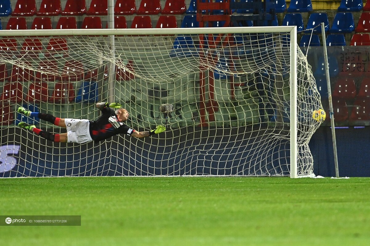 爱游戏官网-克罗托内被那不勒斯完胜，遭遇惨败的简单介绍