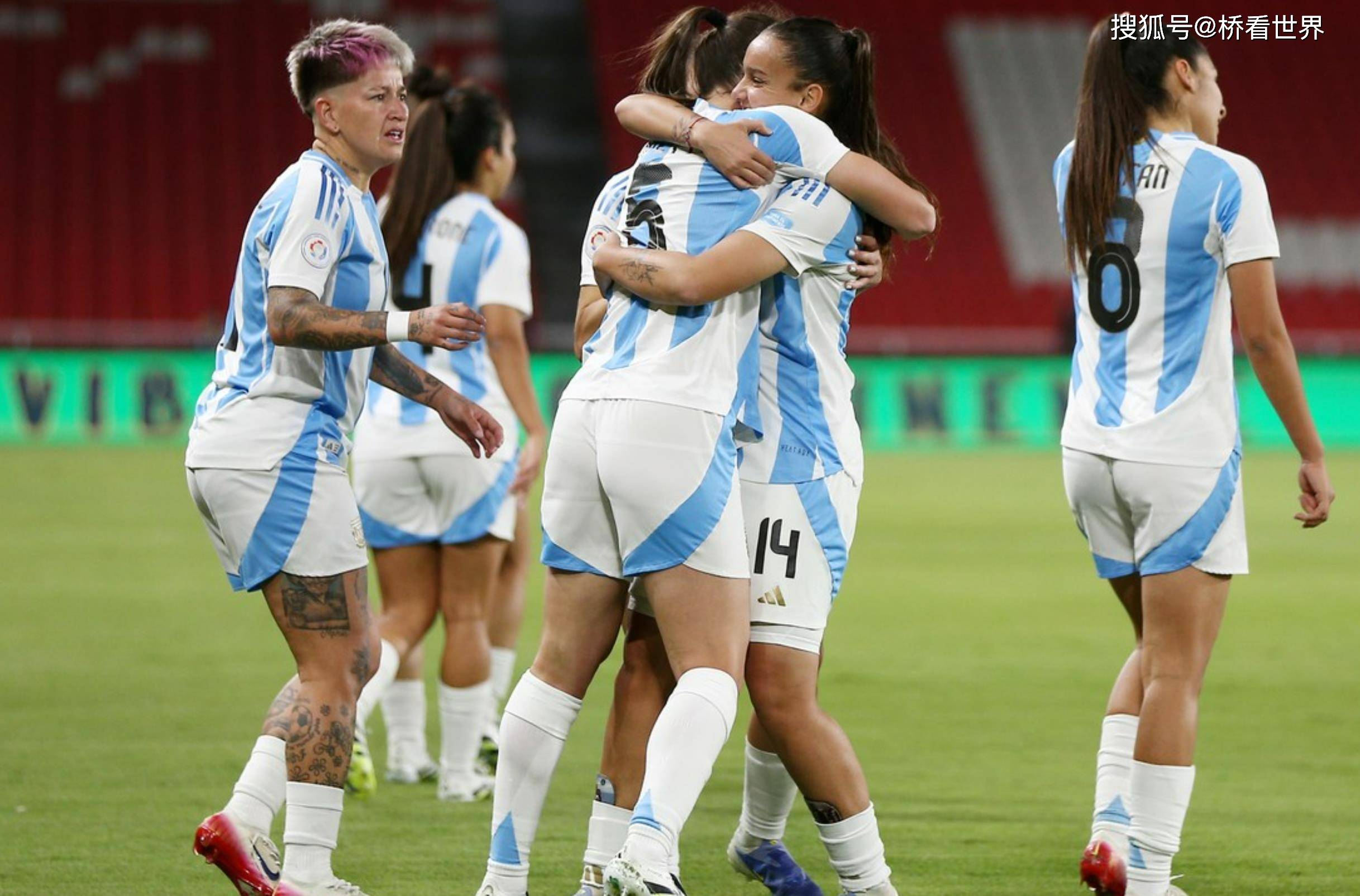 比赛进行中:女足队伍奇招连连展现 比赛进行中:女足队伍奇招连连展现