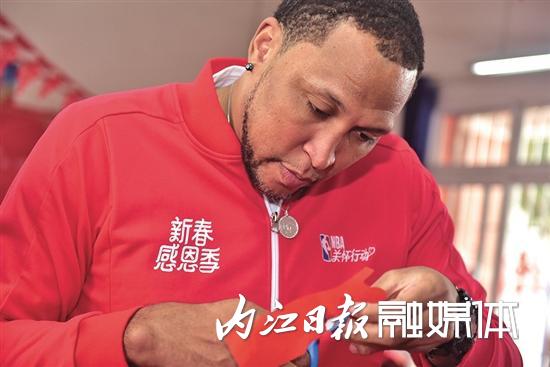 NBA主力球员赛后致谢观众,展露感恩之心的简单介绍 NBA主力球员赛后致谢观众,展露感恩之心的简单介绍